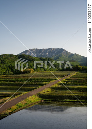 Springtime views of the southern face of Mt. Daisen in Tottori Prefecture and the terraced rice fields of Mitsume. Springtime views of the southern face of Mt. Daisen in Tottori Prefecture and the terraced rice fields of Mitsume. 140053957