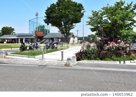 神奈川縣綾瀨市綾瀨玫瑰園入口及行政大樓。 神奈川縣綾瀨市綾瀨玫瑰園入口及行政大樓。 140053962