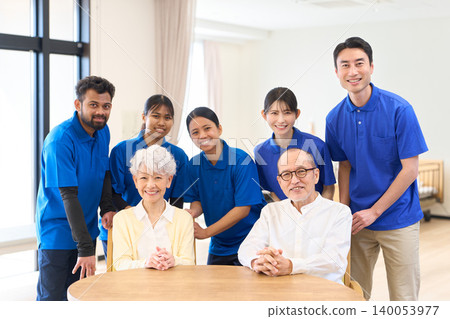 一群來自不同國家的護理人員和養老院的老人。 140053977