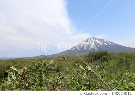 五月的北海道:二世古、俱知安、蝦夷富士山、羊蹄山,羊蹄山上仍殘留著積雪,雄偉的北海道山峰在藍天的映襯下閃閃發光。 五月的北海道:二世古、俱知安、蝦夷富士山、羊蹄山,羊蹄山上仍殘留著積雪,雄偉的北海道山峰在藍天的映襯下閃閃發光。 140054011