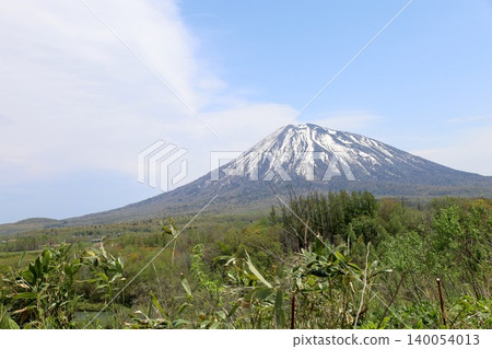 五月的北海道：二世古、俱知安、蝦夷富士山、羊蹄山，羊蹄山上仍殘留著積雪，雄偉的北海道山峰在藍天的映襯下閃閃發光。 140054013