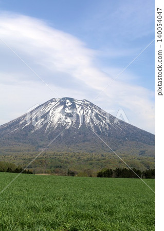 May in Hokkaido: Niseko, Kutchan, Ezo Fuji, Mount Yotei, Mount Yotei with lingering snow, the majestic mountain of Hokkaido, shining brightly against the blue sky. 140054047