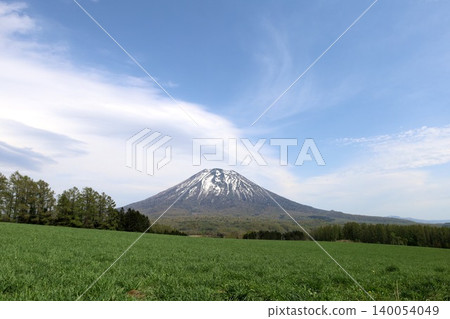 May in Hokkaido: Niseko, Kutchan, Ezo Fuji, Mount Yotei, Mount Yotei with lingering snow, the majestic mountain of Hokkaido, shining brightly against the blue sky. 140054049