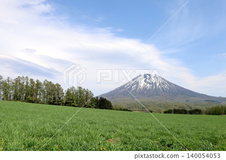 五月的北海道:二世古、俱知安、蝦夷富士山、羊蹄山,羊蹄山上仍殘留著積雪,雄偉的北海道山峰在藍天的映襯下閃閃發光。 五月的北海道:二世古、俱知安、蝦夷富士山、羊蹄山,羊蹄山上仍殘留著積雪,雄偉的北海道山峰在藍天的映襯下閃閃發光。 140054053