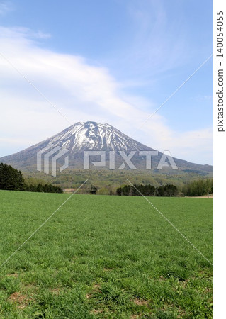 May in Hokkaido: Niseko, Kutchan, Ezo Fuji, Mount Yotei, Mount Yotei with lingering snow, the majestic mountain of Hokkaido, shining brightly against the blue sky. 140054055