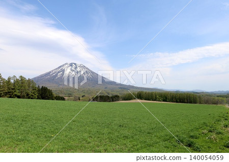 五月的北海道:二世古、俱知安、蝦夷富士山、羊蹄山,羊蹄山上仍殘留著積雪,雄偉的北海道山峰在藍天的映襯下閃閃發光。 五月的北海道:二世古、俱知安、蝦夷富士山、羊蹄山,羊蹄山上仍殘留著積雪,雄偉的北海道山峰在藍天的映襯下閃閃發光。 140054059