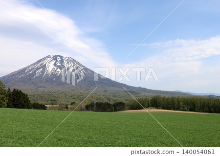 五月的北海道:二世古、俱知安、蝦夷富士山、羊蹄山,羊蹄山上仍殘留著積雪,雄偉的北海道山峰在藍天的映襯下閃閃發光。 五月的北海道:二世古、俱知安、蝦夷富士山、羊蹄山,羊蹄山上仍殘留著積雪,雄偉的北海道山峰在藍天的映襯下閃閃發光。 140054061