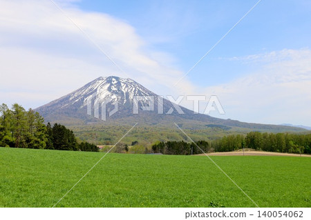 五月的北海道:二世古、俱知安、蝦夷富士山、羊蹄山,羊蹄山上仍殘留著積雪,雄偉的北海道山峰在藍天的映襯下閃閃發光。 五月的北海道:二世古、俱知安、蝦夷富士山、羊蹄山,羊蹄山上仍殘留著積雪,雄偉的北海道山峰在藍天的映襯下閃閃發光。 140054062
