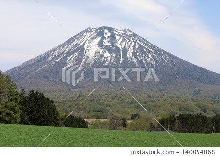 五月的北海道:二世古、俱知安、蝦夷富士山、羊蹄山,羊蹄山上仍殘留著積雪,雄偉的北海道山峰在藍天的映襯下閃閃發光。 五月的北海道:二世古、俱知安、蝦夷富士山、羊蹄山,羊蹄山上仍殘留著積雪,雄偉的北海道山峰在藍天的映襯下閃閃發光。 140054068