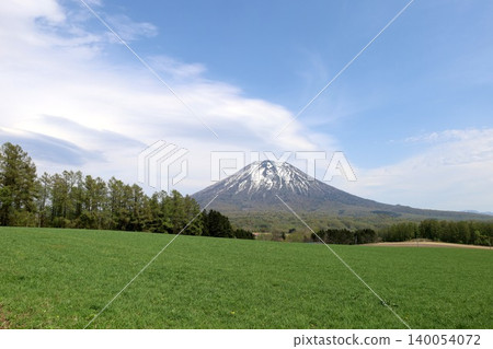 五月的北海道：二世古、俱知安、蝦夷富士山、羊蹄山，羊蹄山上仍殘留著積雪，雄偉的北海道山峰在藍天的映襯下閃閃發光。 140054072