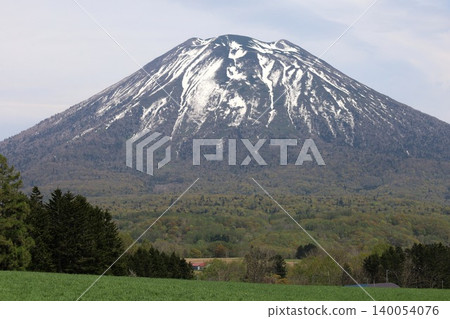 五月的北海道：二世古、俱知安、蝦夷富士山、羊蹄山，羊蹄山上仍殘留著積雪，雄偉的北海道山峰在藍天的映襯下閃閃發光。 140054076