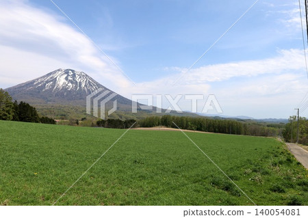 五月的北海道:二世古、俱知安、蝦夷富士山、羊蹄山,羊蹄山上仍殘留著積雪,雄偉的北海道山峰在藍天的映襯下閃閃發光。 五月的北海道:二世古、俱知安、蝦夷富士山、羊蹄山,羊蹄山上仍殘留著積雪,雄偉的北海道山峰在藍天的映襯下閃閃發光。 140054081