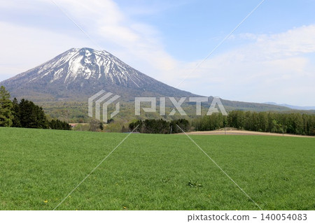 五月的北海道:二世古、俱知安、蝦夷富士山、羊蹄山,羊蹄山上仍殘留著積雪,雄偉的北海道山峰在藍天的映襯下閃閃發光。 五月的北海道:二世古、俱知安、蝦夷富士山、羊蹄山,羊蹄山上仍殘留著積雪,雄偉的北海道山峰在藍天的映襯下閃閃發光。 140054083