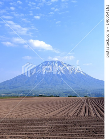 五月的北海道:二世古、俱知安、蝦夷富士山、羊蹄山,羊蹄山上仍殘留著積雪,雄偉的北海道山峰在藍天的映襯下閃閃發光。 五月的北海道:二世古、俱知安、蝦夷富士山、羊蹄山,羊蹄山上仍殘留著積雪,雄偉的北海道山峰在藍天的映襯下閃閃發光。 140054163