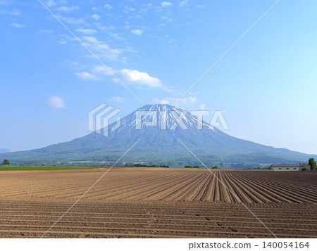 五月的北海道:二世古、俱知安、蝦夷富士山、羊蹄山,羊蹄山上仍殘留著積雪,雄偉的北海道山峰在藍天的映襯下閃閃發光。 五月的北海道:二世古、俱知安、蝦夷富士山、羊蹄山,羊蹄山上仍殘留著積雪,雄偉的北海道山峰在藍天的映襯下閃閃發光。 140054164