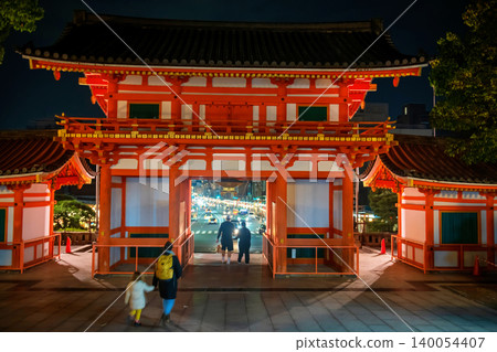 Tourists walk through Yasaka shrine Sanmon gate, Gion, Kyoto Tourists walk through Yasaka shrine Sanmon gate, Gion, Kyoto 140054407