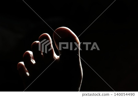 The left toes facing backlight. The left toes facing backlight. 140054490