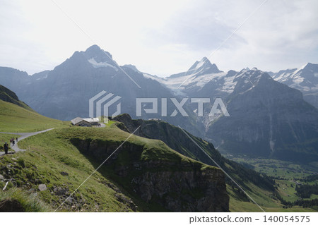 瑞士格林德瓦第一山間小屋和韋特霍恩峰,鬱鬱蔥蔥的綠色高原,以及八月中旬瑞士令人嘆為觀止的景色。 瑞士格林德瓦第一山間小屋和韋特霍恩峰,鬱鬱蔥蔥的綠色高原,以及八月中旬瑞士令人嘆為觀止的景色。 140054575