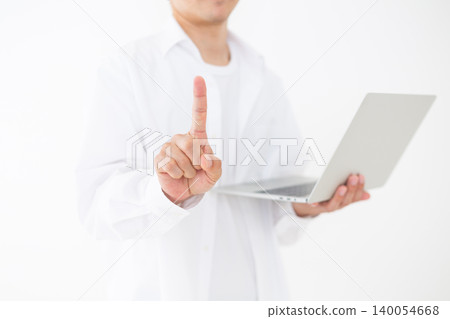一位中年男子手持筆記型電腦，在白色背景前舉起食指的肖像。 140054668
