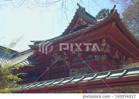 春天的高尾山,陽光照耀下,色彩繽紛的寺廟和神社建築熠熠生輝。 春天的高尾山,陽光照耀下,色彩繽紛的寺廟和神社建築熠熠生輝。 140054817