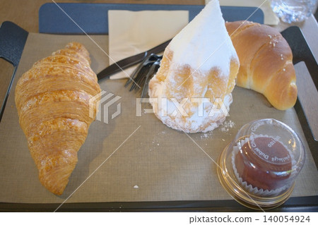 A taste of happiness I found in Seoul: Freshly baked bread to enjoy at a cafe A taste of happiness I found in Seoul: Freshly baked bread to enjoy at a cafe 140054924