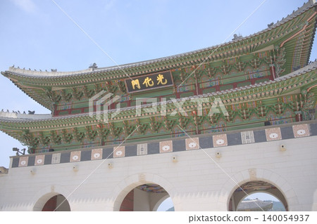 首爾光化門的傳統建築在初夏的藍天映襯下顯得格外美麗。 首爾光化門的傳統建築在初夏的藍天映襯下顯得格外美麗。 140054937