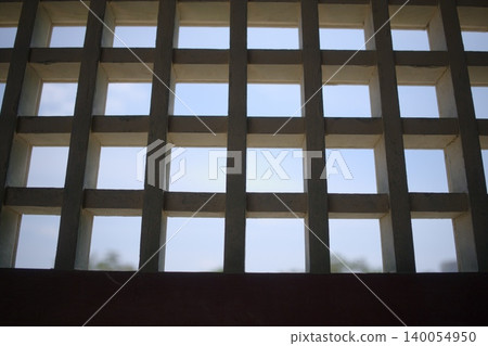 Traditional beauty breathes life into the lattice windows, and beyond them stretches the refreshing blue sky of early summer. Traditional beauty breathes life into the lattice windows, and beyond them stretches the refreshing blue sky of early summer. 140054950