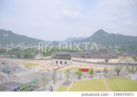 首爾景福宮坐落在鬱鬱蔥蔥的青山之中，展現出一幅令人嘆為觀止的歷史全景圖。 140054953