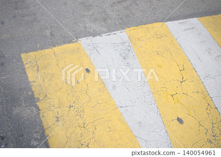 瀝青路標,黃白相間的色彩為城市增添了色彩。 瀝青路標,黃白相間的色彩為城市增添了色彩。 140054961