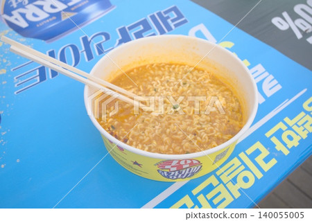 Enjoy the famous soul food, Han River Ramen, in early summer in Seoul. Enjoy the famous soul food, Han River Ramen, in early summer in Seoul. 140055005