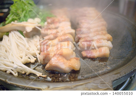 Authentic flavor that's steaming hot! Juicy, perfectly grilled samgyeopsal Authentic flavor that's steaming hot! Juicy, perfectly grilled samgyeopsal 140055010