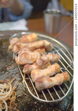 Sizzling and fragrant! Enjoy extra-thick samgyeopsal just like in Korea. Sizzling and fragrant! Enjoy extra-thick samgyeopsal just like in Korea. 140055014