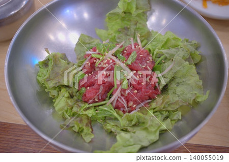 鮮豔的紅綠色調一定會讓您食慾大增。正宗韓國新鮮牛肉韃靼。 鮮豔的紅綠色調一定會讓您食慾大增。正宗韓國新鮮牛肉韃靼。 140055019