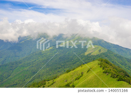 The beautiful ridgeline from Heikehira to Kanmuriyama in the Shikoku Mountains and the fresh green scenery of the bamboo grass fields. *The shooting location is indicated in the comments section of the work. 140055166