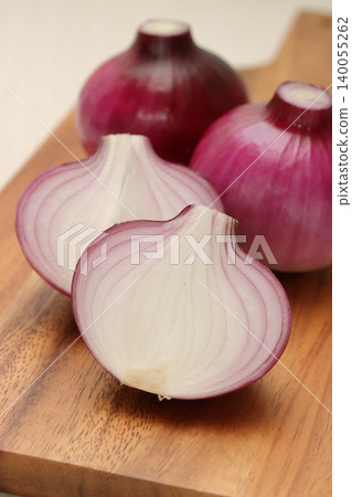 Red onion cut in half Red onion cut in half 140055262