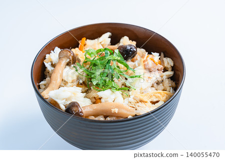 日式什錦飯照片,配上鯛魚、菇類和紫蘇葉。 日式什錦飯照片,配上鯛魚、菇類和紫蘇葉。 140055470
