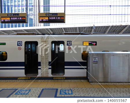 The Tokaido Shinkansen opens its doors and waits to depart. The Tokaido Shinkansen opens its doors and waits to depart. 140055567