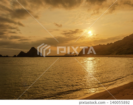 奄美大島卡克間島西阿穆羅定居點的日落 奄美大島卡克間島西阿穆羅定居點的日落 140055892