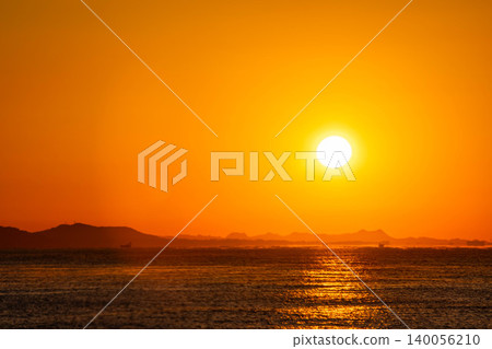 Sunrise and morning glow on the coast 140056210