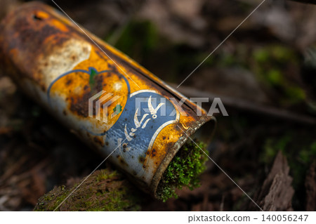 昭和時代的復古空罐和苔蘚:舊垃圾回歸自然。 昭和時代的復古空罐和苔蘚:舊垃圾回歸自然。 140056247