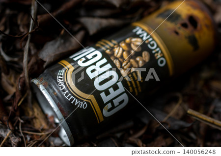 樹林裡發現一罐被丟棄的咖啡 樹林裡發現一罐被丟棄的咖啡 140056248