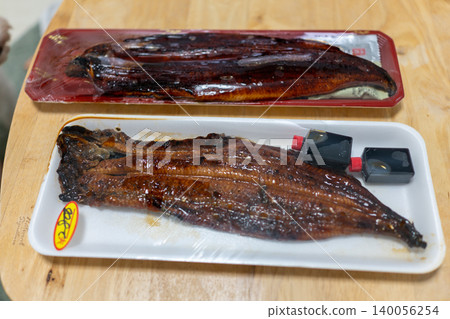 超市買的烤鰻魚(附醬汁包裝)。 超市買的烤鰻魚(附醬汁包裝)。 140056254