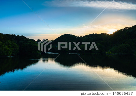 A beautiful sunset over Nara's Nunome Dam captured by a standard zoom lens (Part 1) A beautiful sunset over Nara's Nunome Dam captured by a standard zoom lens (Part 1) 140056437