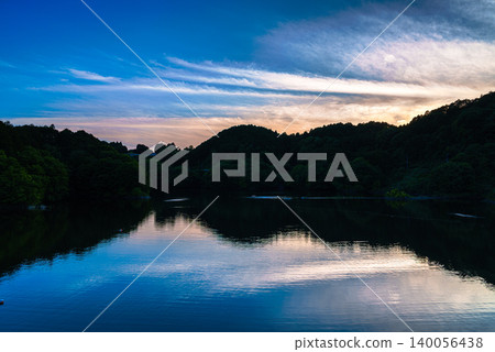 A beautiful sunset over Nara's Nunome Dam captured by a standard zoom lens (Part 2) A beautiful sunset over Nara's Nunome Dam captured by a standard zoom lens (Part 2) 140056438