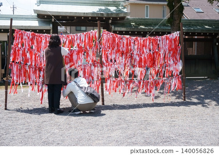 Konomiya Shrine: People returning their sacred cloths. 140056826