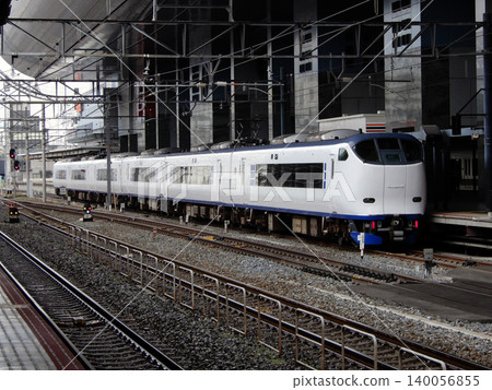 The Limited Express Haruka is stopped at Kyoto Station. The Limited Express Haruka is stopped at Kyoto Station. 140056855
