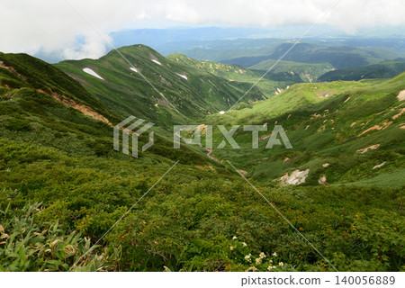 盛夏時節，加山山麓的山谷間，綠樹掩映，白雪皚皚。 140056889