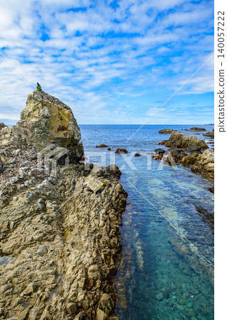 陽光明媚的江崎:和歌山縣美麗的岩石海岸和藍天。 陽光明媚的江崎:和歌山縣美麗的岩石海岸和藍天。 140057222