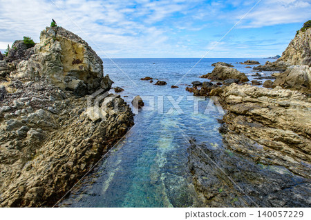 陽光明媚的江崎：和歌山縣美麗的岩石海岸和藍天。 140057229