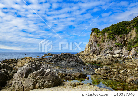 陽光明媚的江崎,擁有嶙峋的海岸和蔚藍的天空,位於和歌山縣 陽光明媚的江崎,擁有嶙峋的海岸和蔚藍的天空,位於和歌山縣 140057346
